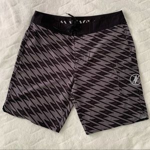 Men’s Manaola board shorts NWOT